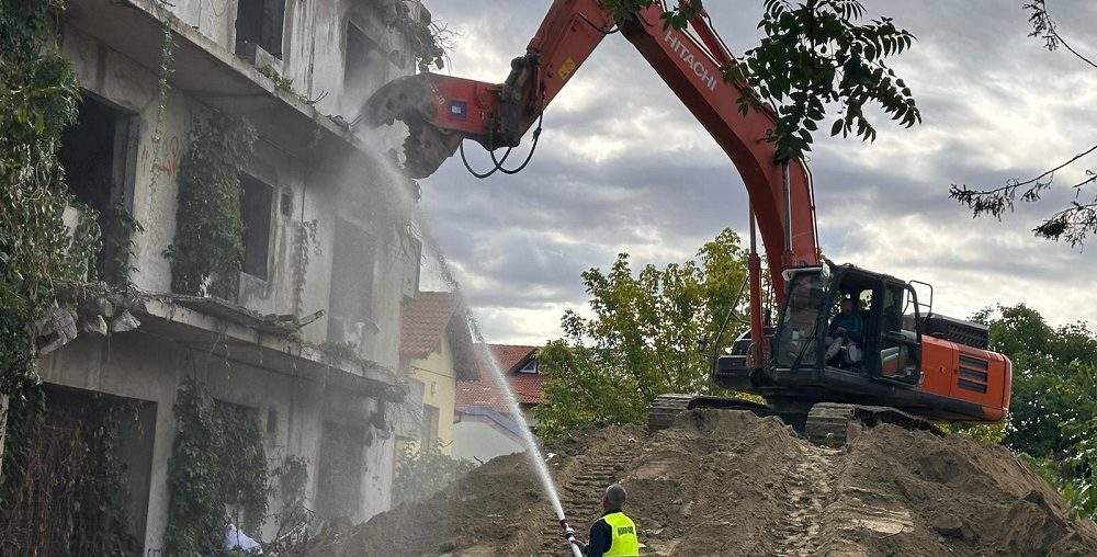 Mennyibe kerül a bontás 2026-ban? Reális árak és példák