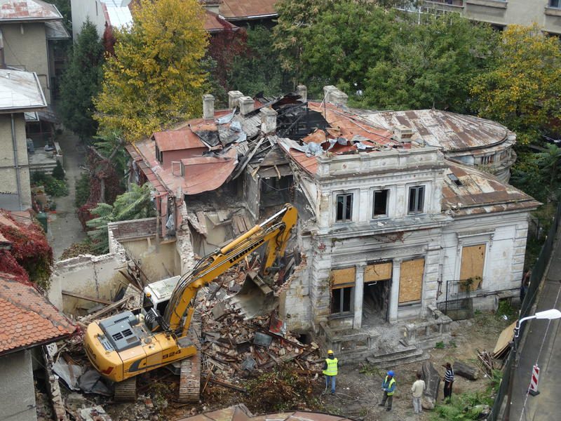 Épületbontás szakszerűen – mikor érdemes profi bontási kivitelezőt hívni?