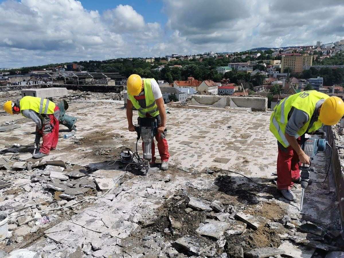 Tetőfelület bontása Bosch bontókalapáccsal
